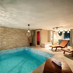 Boutique Mali Pariz Bed & Breakfast