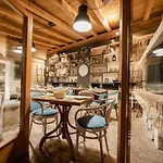 Boutique Mali Pariz Bed & Breakfast