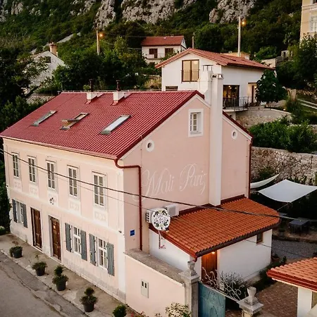 Boutique Mali Pariz Bed & Breakfast 4*