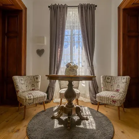 Boutique Mali Pariz Panzió 5*