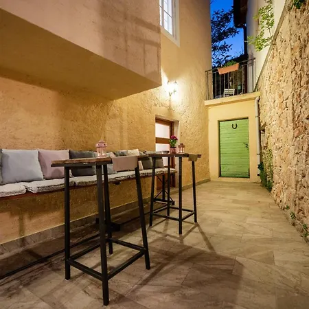 Boutique Mali Pariz Bed & Breakfast