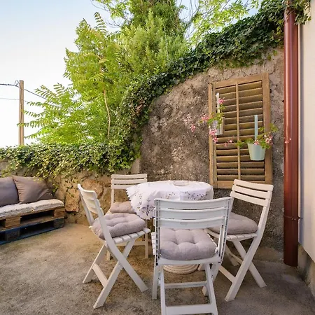 Boutique Mali Pariz Grižane