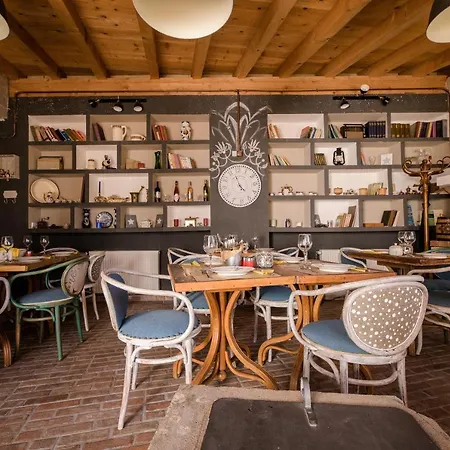 Boutique Mali Pariz Bed & Breakfast 5*