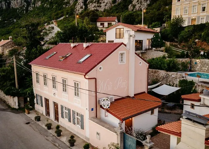 Boutique Mali Pariz Bed & Breakfast 4*