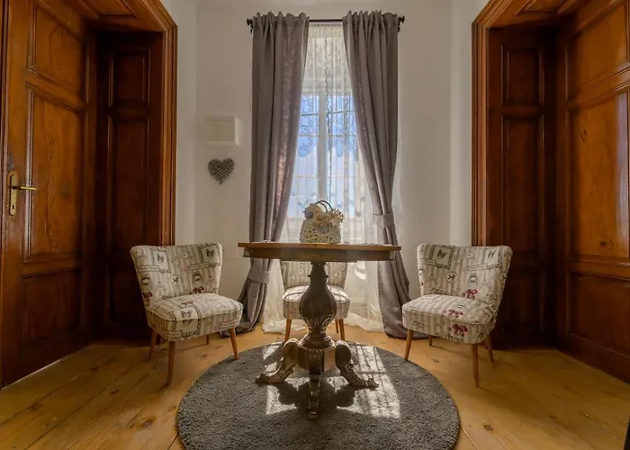 Boutique Mali Pariz Bed & Breakfast 4*