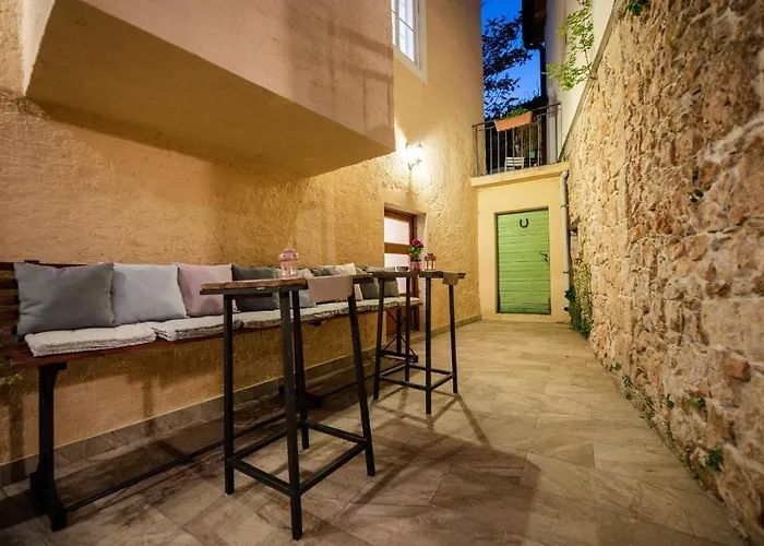 Boutique Mali Pariz Bed & Breakfast